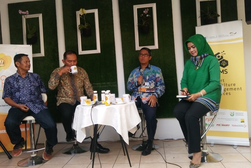 Rektor Unpad Prof Dr med Tri Hanggono Achmad (kedua dari kanan)  tengah menyampaikan sambutannya dalam Diskusi Riung Karsa (Riset Unggulan Unpad dan Kerjasama untuk Masyarakat Sejahtera) di The Sixty Two Resto and Lounge, Jalan Cisangkuy, Kota Bandung, akhir pekan lalu.     
