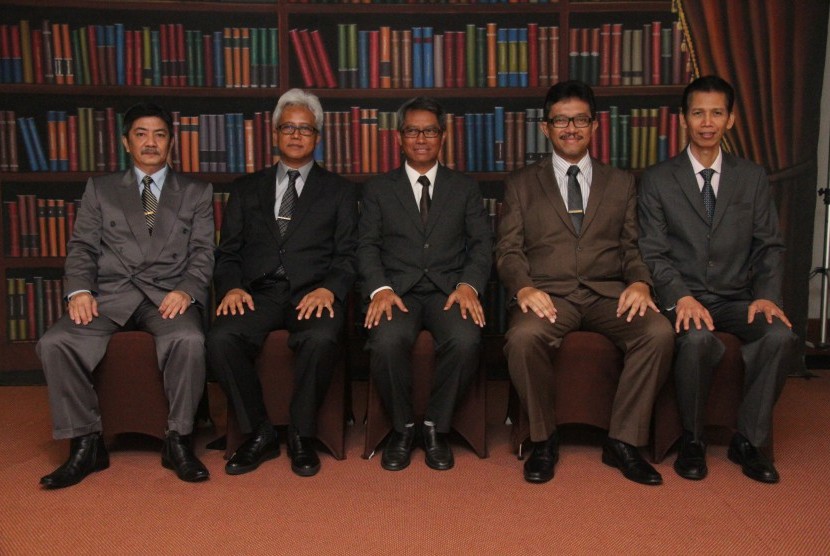 Rektor Unpad (tengah) bersama jajaran kepengurusan Yayasan UBSI, Surahman, Efriadi Salim, Herman P Harsoyo, dan Naba Aji (dari kiri ke kanan).