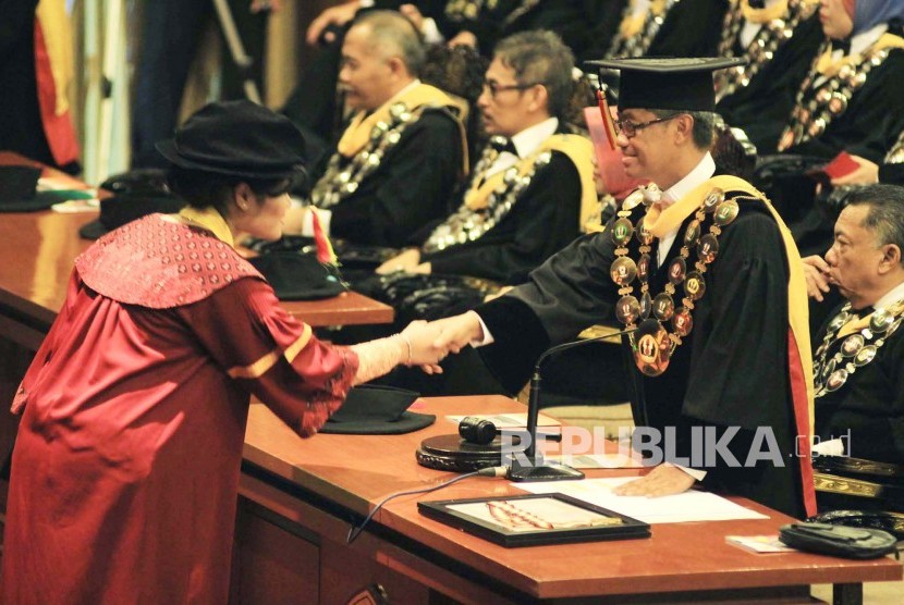 Rektor Unpad Tri Hanggono Achmad berjabat tangan dengan wisudawati. (Ilustrasi) 