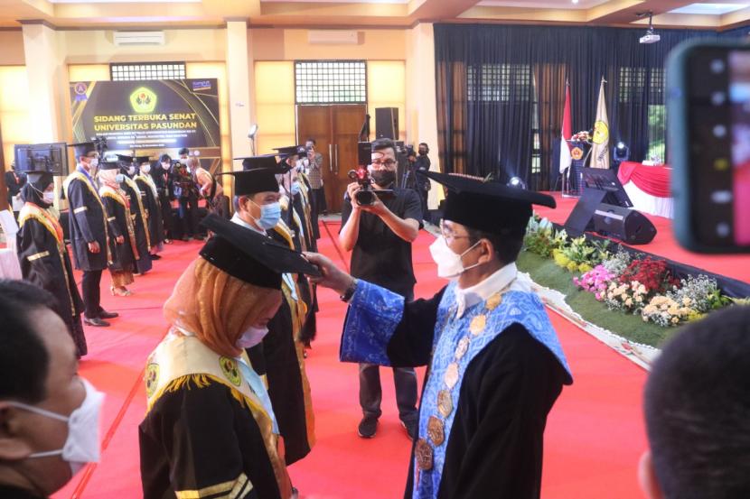 Rektor Unpas Prof Eddy Jusuf mewisuda sarjana, magister, dan doktor gelombang I tahun akademik 2021/2022, di Aula Kampus IV Unpas, Sabtu (13/11).