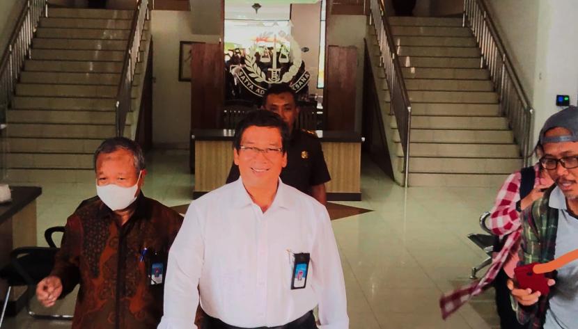 Rektor UNS Jamal Wiwoho (kemeja putih) berjalan keluar dari ruang pemeriksaan di Kejaksaan Negeri Solo.