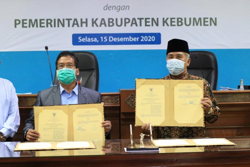 Rektor UNS, Jamal Wiwoho (kiri) saat acara penandatanganan nota kesepahaman (MoU) antara UNS dengan Pemerintah Kabupaten (Pemkab) Kebumen, di Gedung dr Prakosa kantor pusat UNS, Solo, Selasa (15/12).