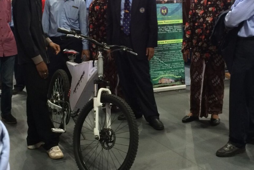 Sepeda listrik Astrobike ditampilkan dalam ajang Pameran Hardiknas. 