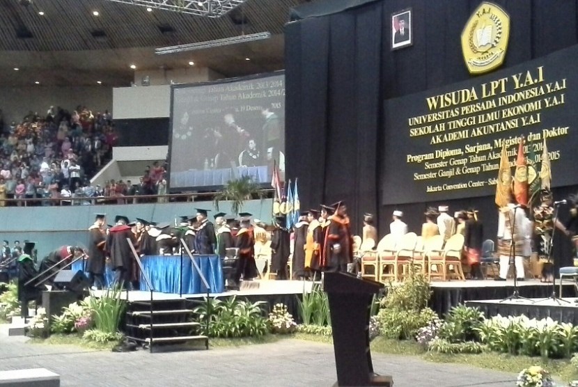 Rektor UPI YAI Prof Yudi Julius mewisuda ribuan mahasiswa.