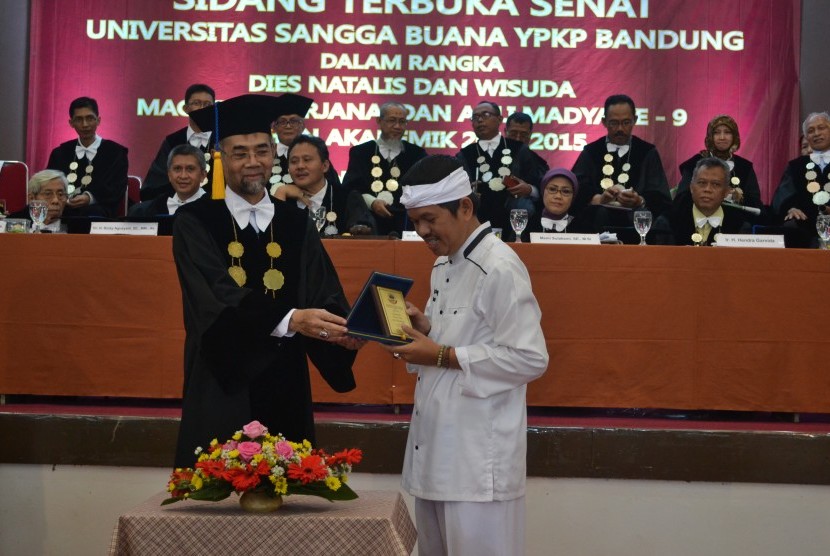 Rektor USB YPKP Dr H Asep Effendi menyerahkan cinderamata kepada Bupati Purwakarta H Dedi Mulyadi, belum lama ini.