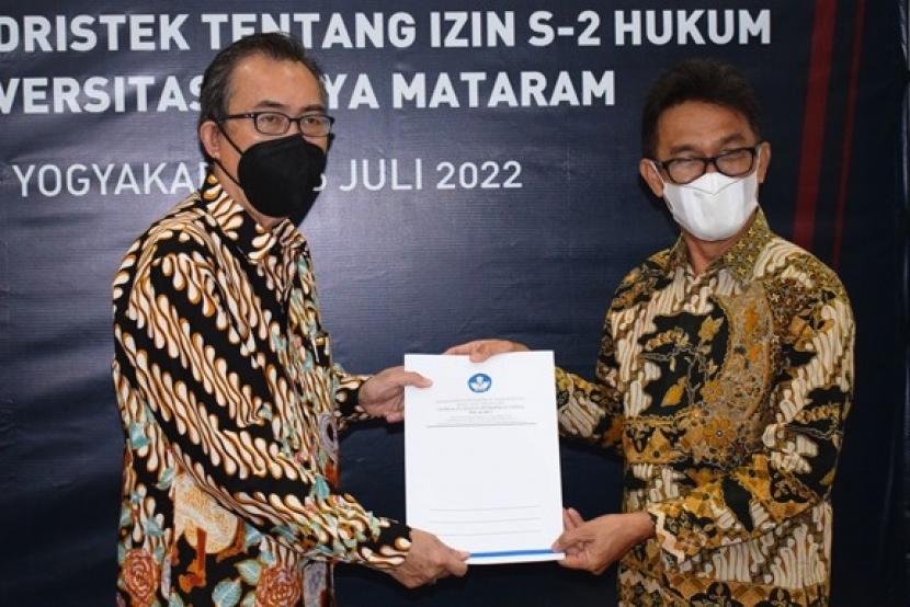  Rektor UWM, Prof Edy Suandi Hamid (kiri), menerima Surat Keputusan Mendikbudristek Nomor 521/E/O/2022 tentang Izin Pembukaan Program Studi Hukum Program Magister Hukum UWM.