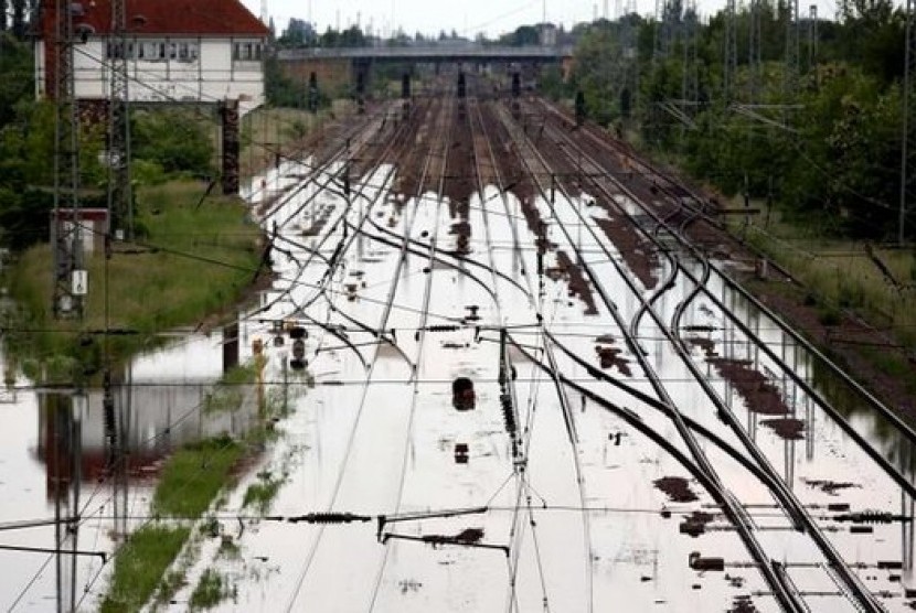 Rel kereta dari Magdeburg di timur Jerman ke Leipzig terendam banjir