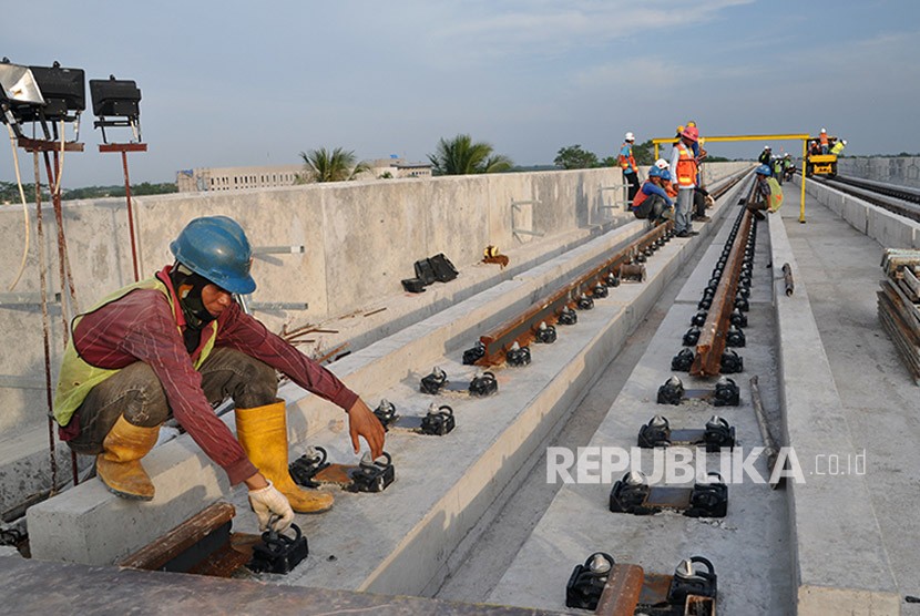 Rel kereta LRT di Palembang yang pembangunannya terus dipacu untuk bisa selesai pada Pebruari 2018 dan dilanjutkan dengan uji coba. 