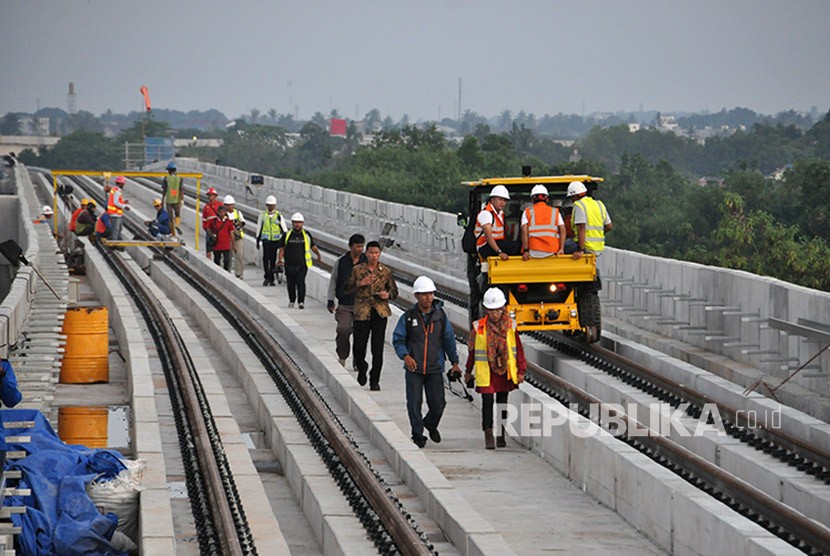 Rel kereta LRT di Palembang yang pembangunannya terus dipacu untuk bisa selesai pada Pebruari 2018 dan dilanjutkan dengan uji coba. 