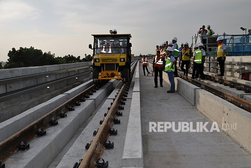 Rel kereta LRT di Palembang yang pembangunannya terus dipacu untuk bisa selesai pada Pebruari 2018 dan dilanjutkan dengan uji coba. 