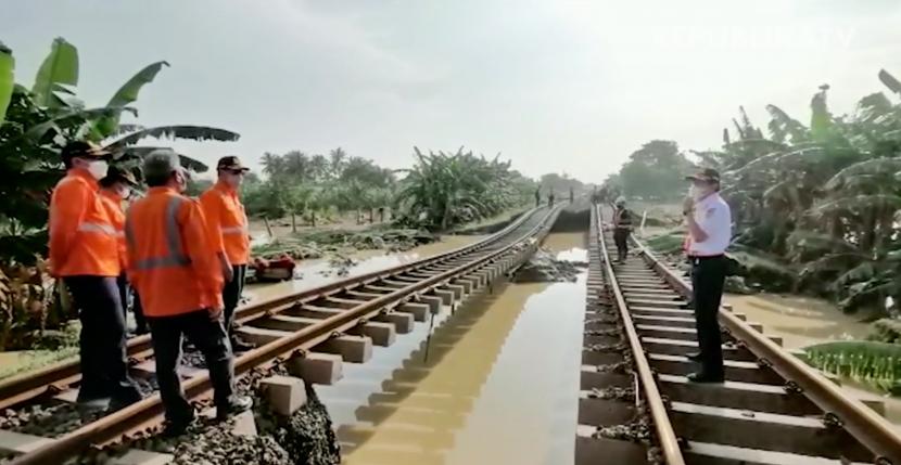 Rel kereta yang tergerus pondasinya akibat aliran air yang cukup deres beberapa waktu lalu.