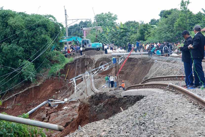 Rel KRL jalur Jakarta-Bogor yang anjlok akibat longsor di Desa Babakan Sirna, Cilebut, Bogor, Jabar, Kamis (22/11). (Republika/Musiron)