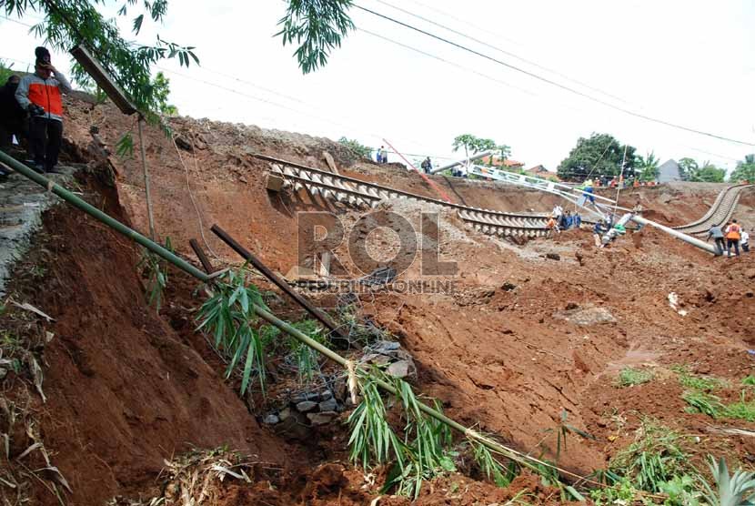 Rel KRL jalur Jakarta-Bogor yang anjlok akibat longsor di Desa Babakan Sirna, Cilebut, Bogor, Jabar, Kamis (22/11). (Republika/Musiron)