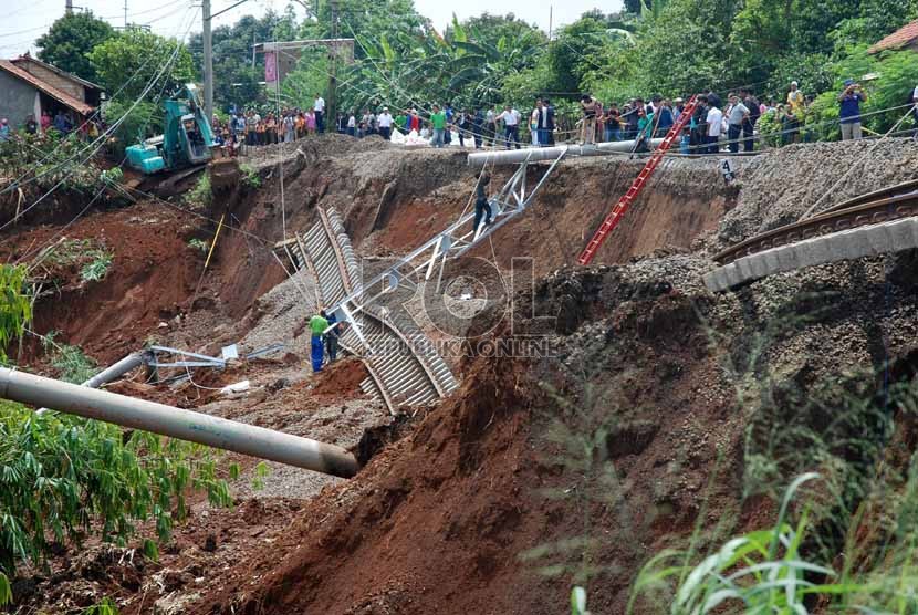 Rel KRL jalur Jakarta-Bogor yang anjlok akibat longsor di Desa Babakan Sirna, Cilebut, Bogor, Jabar, Kamis (22/11). (Republika/Musiron)