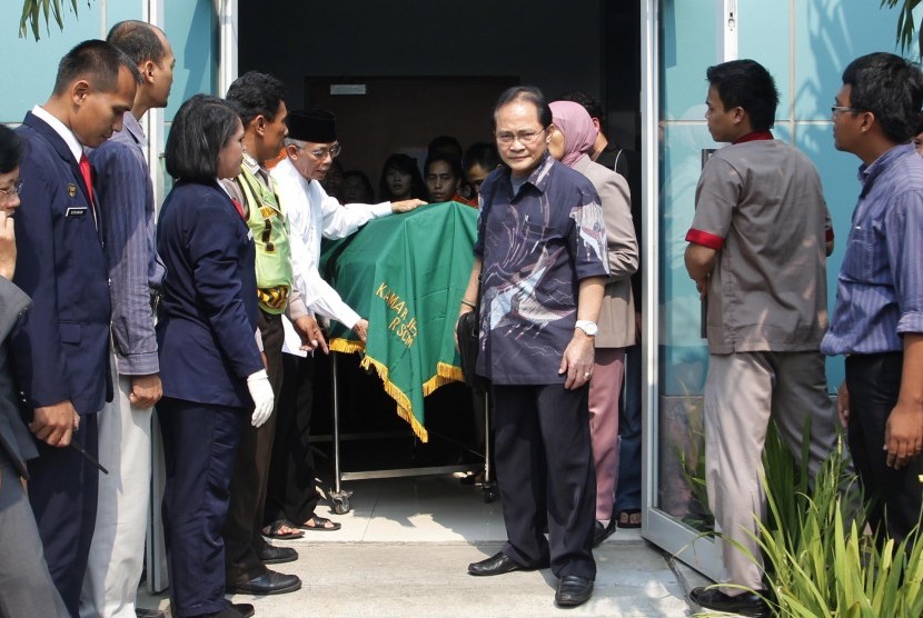 Relatives and staff of the Ministry of Health gather in Cipto Mangunkusumo Hospital in Jakarta on Wednesday, while the body of Minister Endang Rahayu Sedyaningsih is put into an ambulance. 