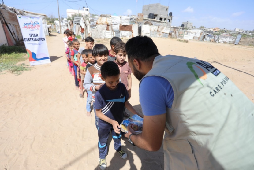 Relawan ACT di Gaza, Palestina, membagikan bantuan makanan kepada sejumlah anak-anak Palestina. ACT terus memasifkan bantuan untuk warga Palestina terutama usai gempuran Israel.