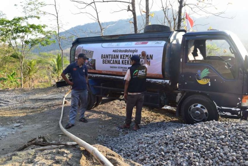 Relawan ACT DIY melakukan dropping air bersih di Desa Hargomulyo, Kecamatan Gedangsari, Kabupaten Gunungkidul.