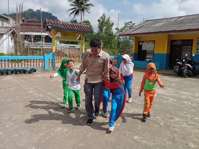 Relawan ACT melakukan trauma healing kepada anak-anak yang mengungsi akibat terdampak tanah longsor di Desa Cikubang, Kecamatan Taraju, Kabupaten Tasikmalaya, Senin (29/6).