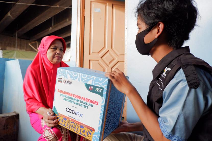 Relawan ACT membagikan paket makanan kepada warga di DKI Jakarta. (Ilustrasi)