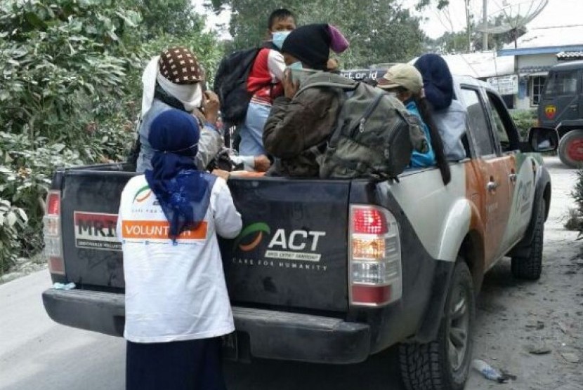 Relawan ACT membawa warga ke posko pengungsian Gunung Sinabung, Selasa (17/9)
