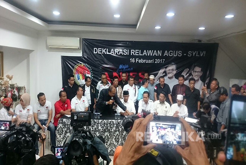 Relawan Agus-Sylvi dari Komite Nasional Masyarakat Indonesia (KMNI) mendeklarasikan dukungan ke paslon nomor urut tiga, Anies-Sandi di Jalan Cikajang nomor 60, Kebayoran Baru, Jakarta Selatan, Kamis (16/2).