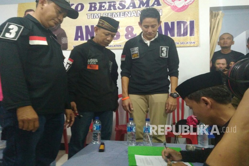 Relawan Agus-Sylvi dari Komite Nasional Masyarakat Indonesia (KMNI) mendeklarasikan dukungan ke paslon nomor urut tiga, Anies-Sandi di Jalan Cikajang nomor 60, Kebayoran Baru, Jakarta Selatan, Kamis (16/2).