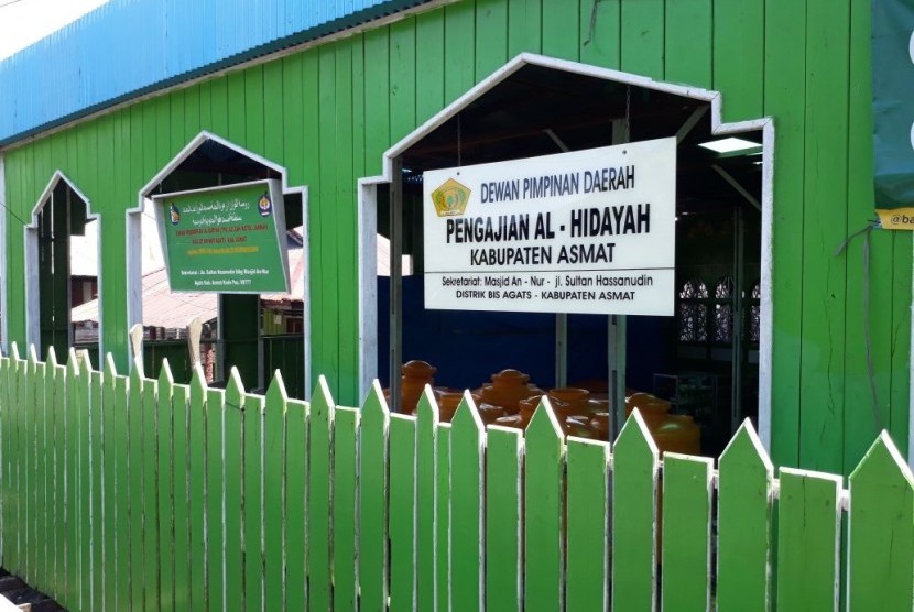 Relawan Aksi Cepat Tanggap (ACT) mengunjungi salah satu mushalah di Kampung Yausakor, Distrik Siret, Kabupaten Asmat, Rabu (7/2). 