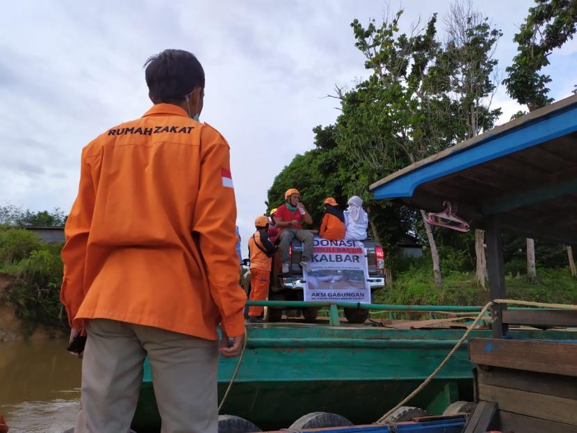 Relawan AKSI gabungan Rumah Zakat Action dan PMI Kabupaten Melawi, Rabu (21/7) menyalurkan bantuan ke wilayah terdampak banjir di Desa Popai dan Mentoba, Kecamatan Ella Hilir.