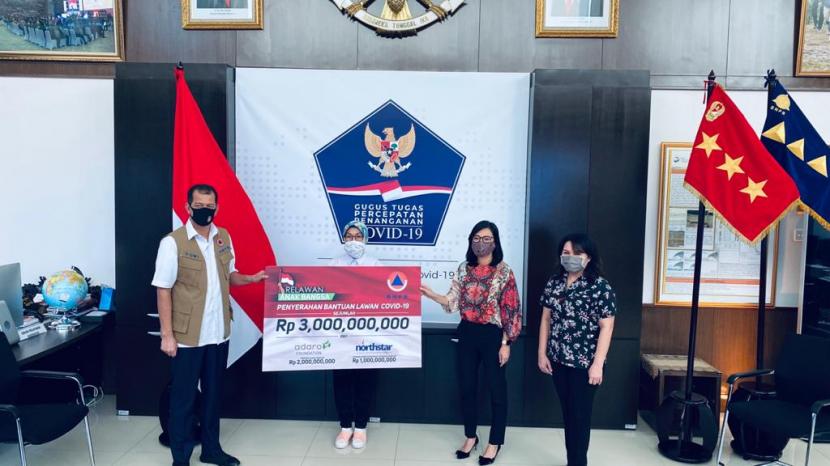 Relawan Anak Bangsa (RAB) memfasilitasi penyerahan bantuan kepada Badan Nasional Penanggulangan Bencana (BNPB) di Jakarta, Jumat (15/5). 