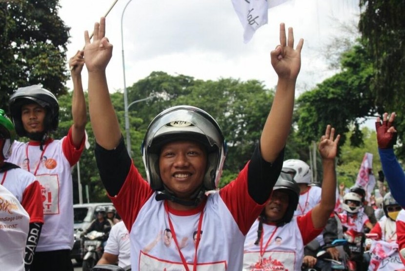 Relawan Anies Baswedan-Sandiaga Uno Rakyat (Abdi Rakyat) bergerak dari Tugu Proklamasi, Menteng, Jakarta Pusat, Sabtu (4/2) untuk mengikuti acara 'Konvoi Bahagia Jilid 2'.