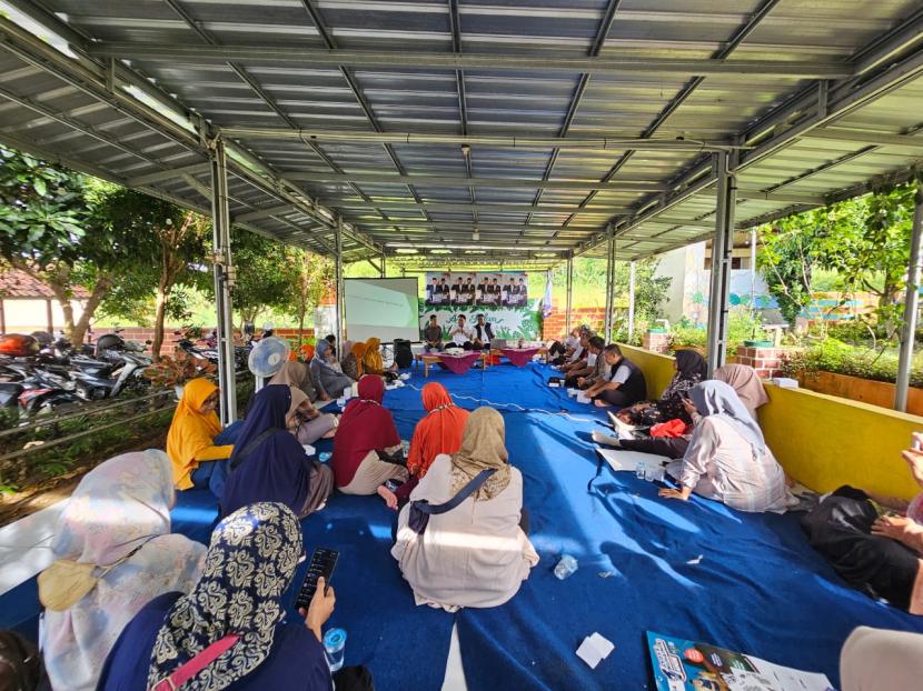 Relawan Anies-Muhaimin (AMIN) yang tergabung dalam Garda Matahari melakukan kegiatan konsolidasi di Batang, Jawa Tengah, Sabtu (20/1/2023).
