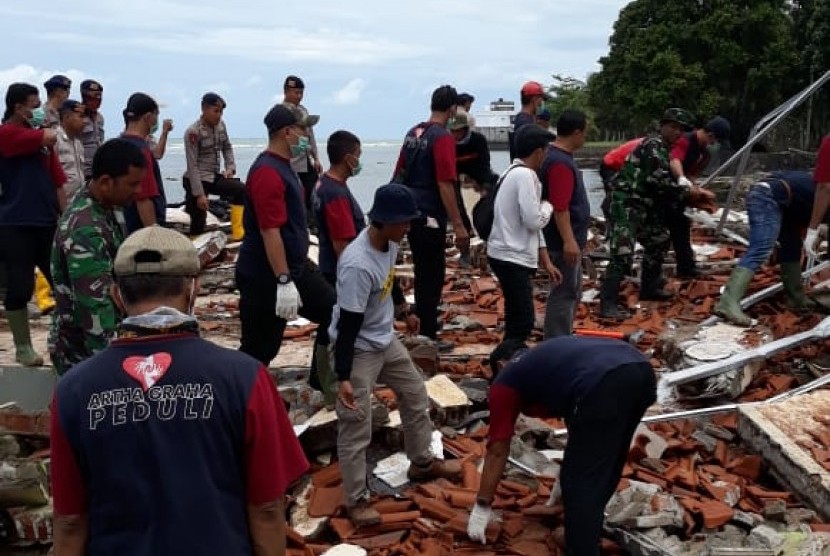 Relawan Artha Graha Peduli berkoordinasi dengan BNPB, Basarnas dan instansi pemerintah lainnya melakukan evakuasi korban dan membersihkan puing-puing di lokasi bencana tsunami Selat Sunda wilayah Carita, Banten, Rabu (26/12).