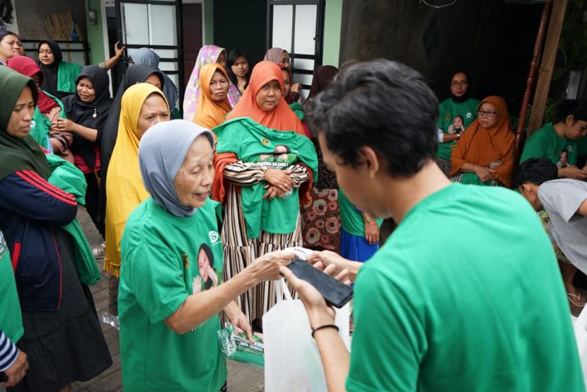 Relawan Asandra menggelar kegiatan sosialisasi dan membagikan puluhan sembako kepada masyarakat di sekitar Kecamatan Dau, Kabupaten Malang, Jawa Timur.  
