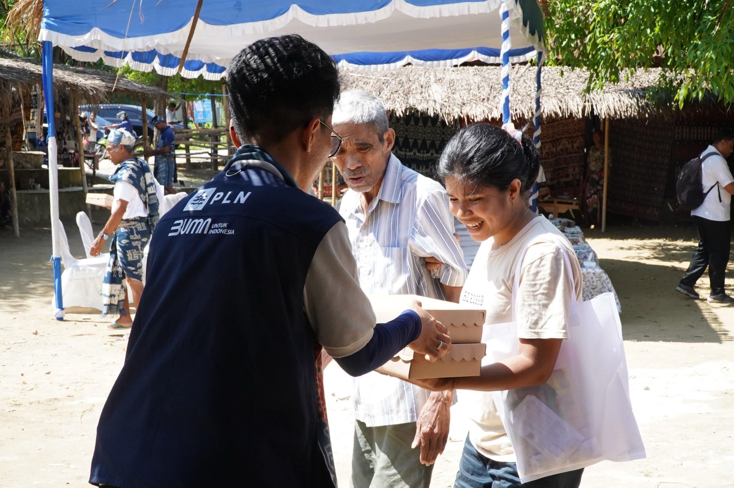 Relawan Bakti BUMN batch VII membuka dapur umum dan memberikan makanan gratis bagi masyarakat setempat di Kampung Adat Prailiu Kabupaten Sumba Timur, Nusa Tenggara Timur.