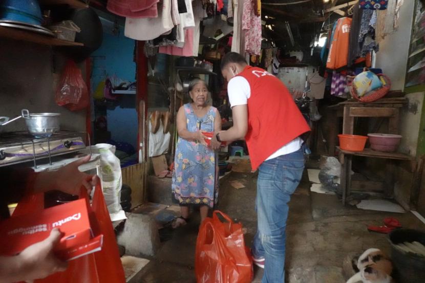 Relawan Bantu membagikan makanan kepada warga korban banjir di kawasan Kemang Selatan, Kelurahan Bangka, Kecamatan Mampang Prapatan, Jakarta Selatan.