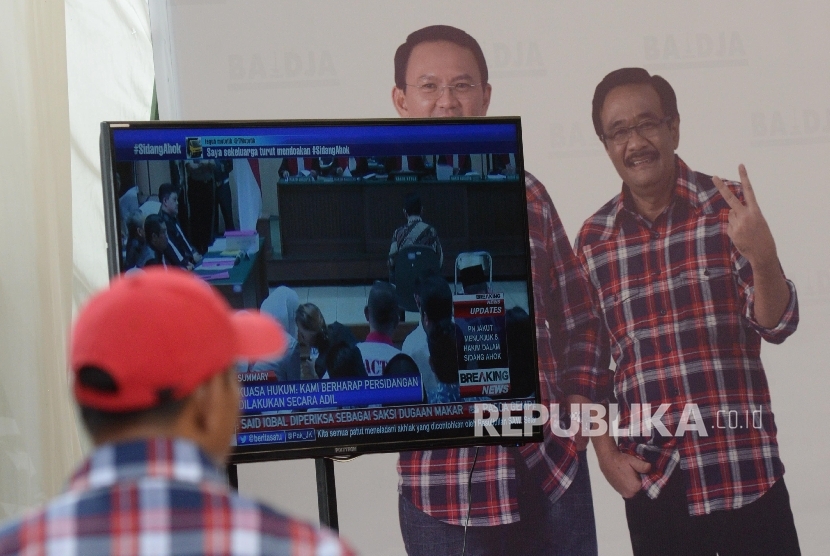 Relawan Basuki-Djarot menyaksikan proses persidangan perdana Gubernur DKI Jakarta Non-Aktif Basuki Tjahaja Purnama (Ahok) melaui layar televisi di Rumah Lembang, Jakarta, Selasa (13/12).