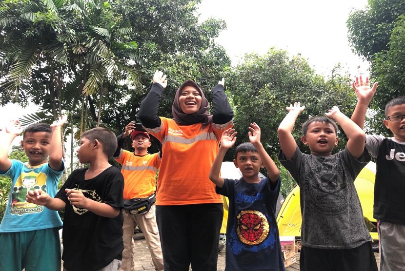 Relawan Baznas BAZIS Psychosocial firstAid untuk mengembalikan keceriaan anak yang hilang akibat banjir