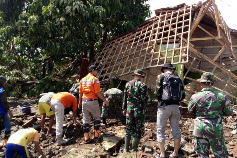 Relawan membantu evakuasi korban banjir di Garut. (ilustrasi)