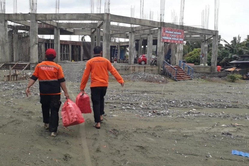 Relawan Baznas Tanggap Bencana mendistribusikan bantuan logistik ke gereja di Sentani, Jayapura, Papua, Jumat (22/3). 