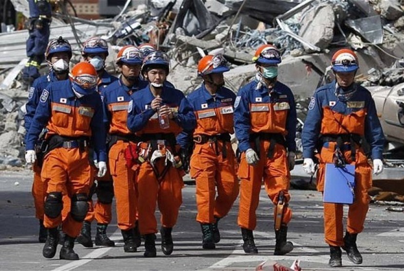 Relawan Bencana dari Jepang saat membantu evakuasi gempa di Selandia Baru tahun lalu. 