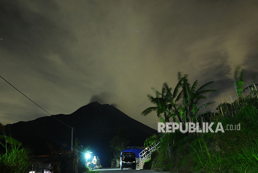 Relawan berjaga-jaga di pedesaan lereng Gunung Merapi, Stabelan, Tlogolele, Selo, Boyolali, Jawa Tengah, Jumat (25/5) dini hari. 