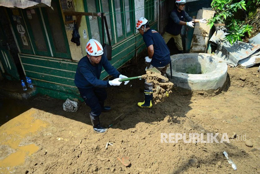 Relawan berusaha membantu membersihkan rumah warga yang dipenuhi pasir dan lumpur akibat terendam banjir bandang (ilustrasi)