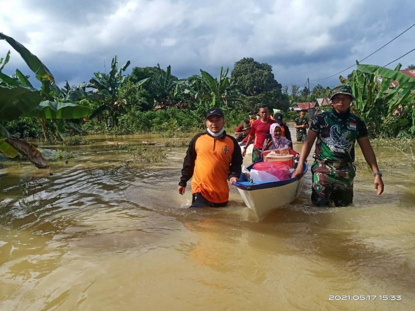 Relawan BMH bersama mitra menembus banjir untuk mengantarkan makanan kepada korban banjir di Kampung Tumbit, Berau, Kaltim, Selasa (18/5).