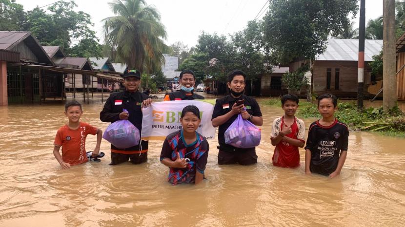 Relawan BMH bersama SAR Hidayatullah mengirimkan bantuan untuk korban banjir di delapan desa, Kecamatan Pengaron, Kabupaten Banjar, Kalimantan Selatan, Kamis (13/1).
