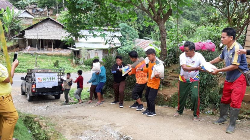 Relawan BMH dan masyarakat bahu-membahu menurunkan bantuan beras untuk warga korban gempa di Dusun Popanga, Mamuju, Sulawesi Barat.