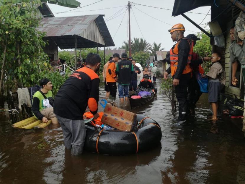 Warga korban banjir di di Desa Sungai Lulut,  Banjarmasin Timur, Kalimantan Selatan.