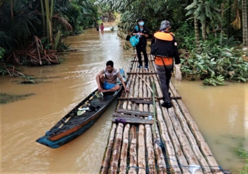 Relawan BMH dan SAR Hidayatullah mengantarkan bantuan logistik untuk warga terdampak banjir di Kalsel dengan menggunakan rakit. Kegiatan  para relawan tersebut bagian dari sedekah.