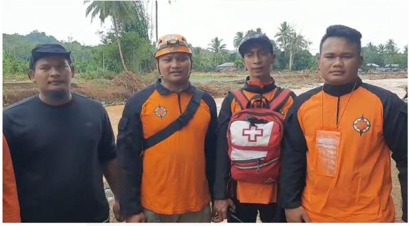 Relawan BMH dan SAR Hidayatullah yang bertugas mengantarkan bantuan kepada korban banjir di Desa Alat, Kecamatan Hantakan, Kabupaten Hulu Tengah, Kalsel.