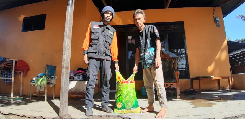 Relawan BMH memberikan bantuan beras kepada warga Kabupaten Bantaeng yang dilanda banjir bandang.