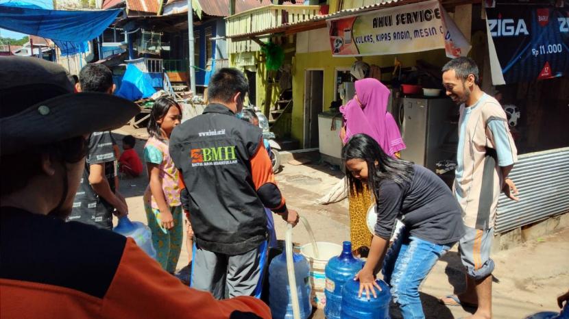 Relawan BMH menyalurkan bantuan air bersih untuk warga Kabupaten Bantaeng yang terkena banjir bandang.
